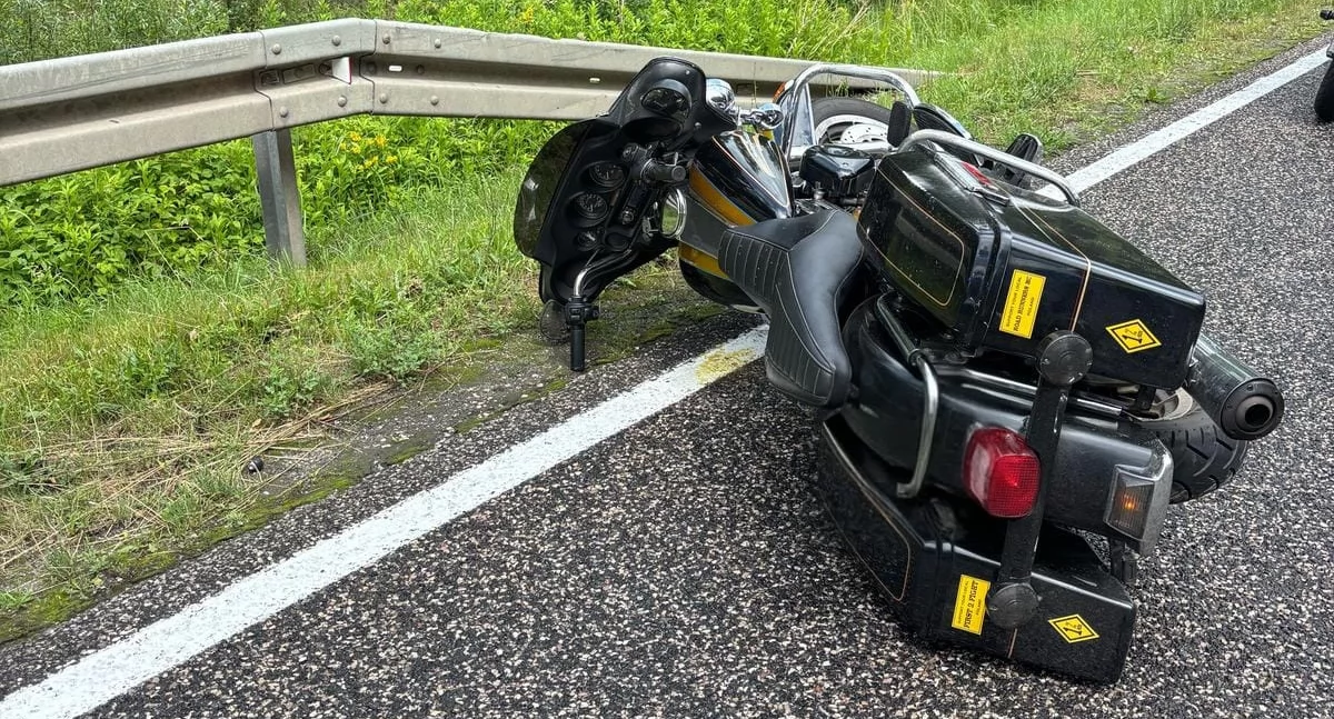 Wypadki drogowe, Wypadek udziałem motocyklisty Krynkach Poszkodowany letni mężczyzna powiatu skarżyskiego - zdjęcie, fotografia