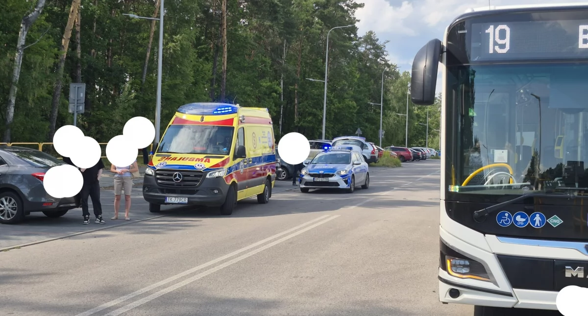 Wypadki drogowe, Wypadek Krańcowej Starachowicach Autobus miejski osobówka uszkodzone - zdjęcie, fotografia