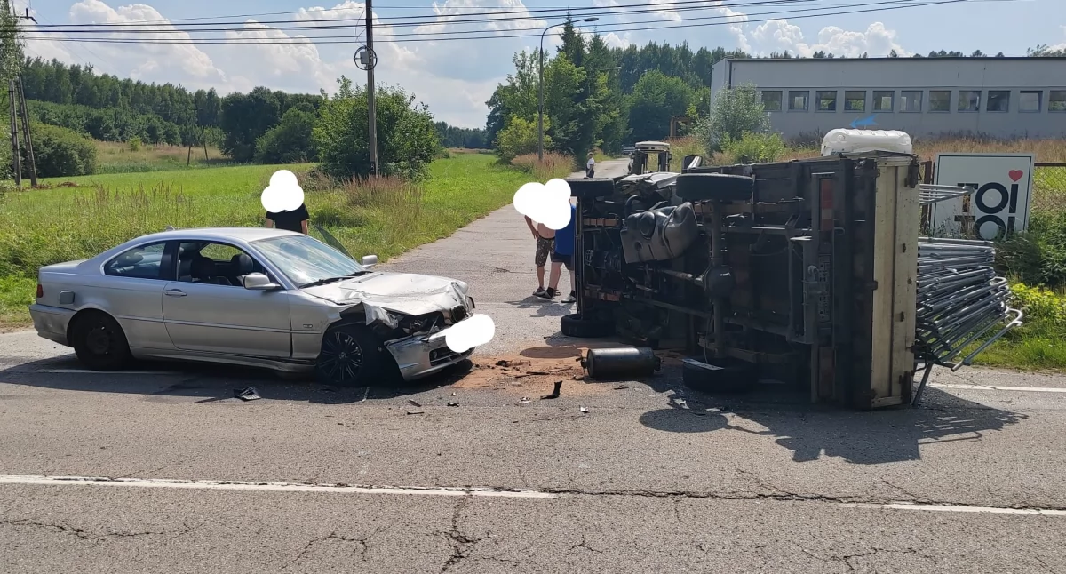 Wypadki drogowe, Czołowe zderzenie dwóch samochodów Lubieni Droga zablokowana mężczyzna urazem brzucha - zdjęcie, fotografia