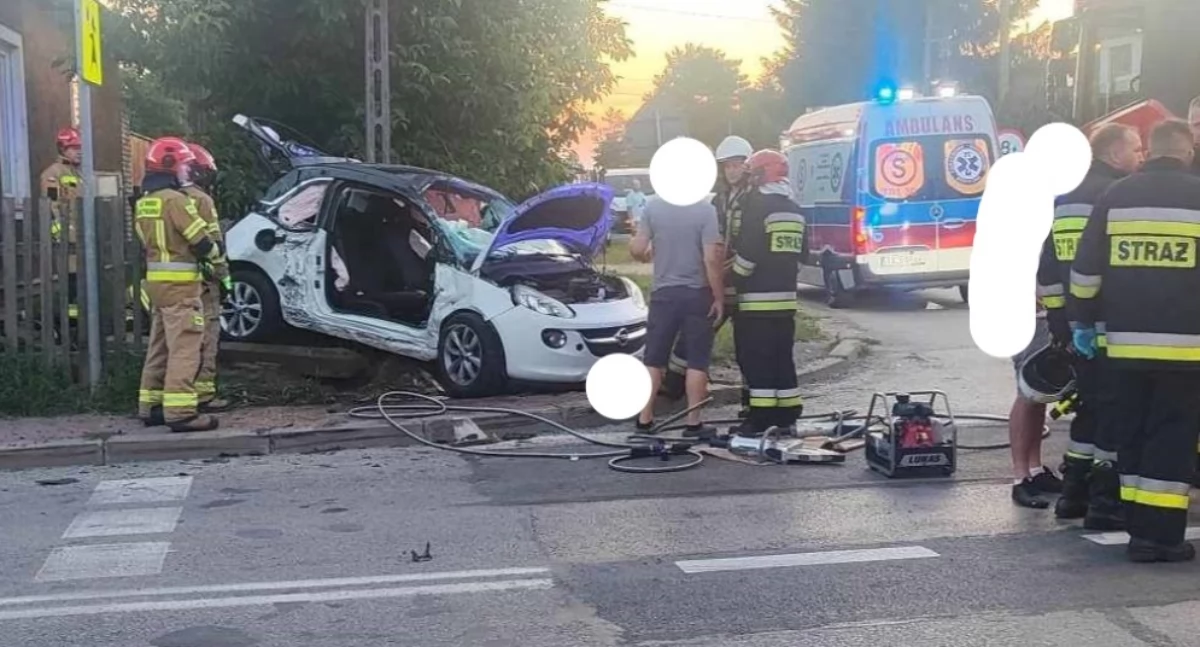 Wypadki drogowe, osoby ranne zderzeniu ciężarówką Wzdole Rządowym zatrzymała przed znakiem - zdjęcie, fotografia
