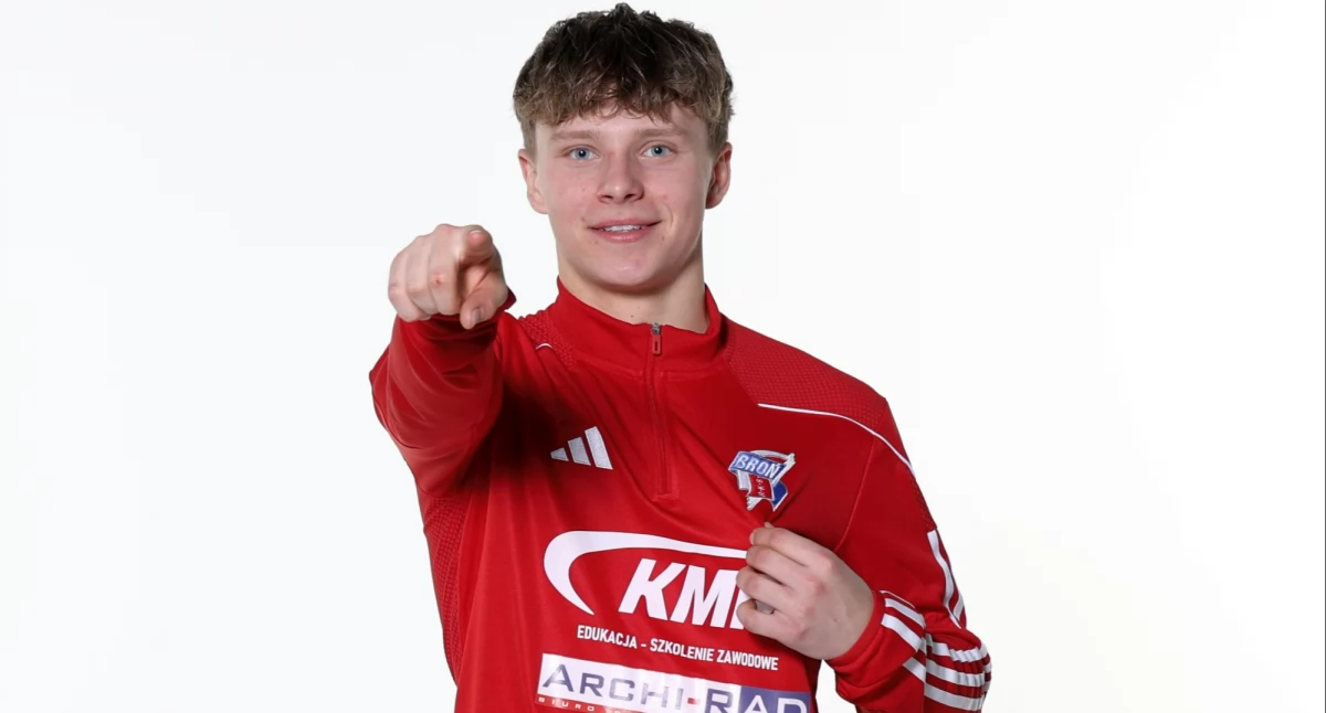 Piłka nożna, Jakub Kowalski nowym zawodnikiem Staru Starachowice Piotr Mikos zostaje kolejny sezon - zdjęcie, fotografia