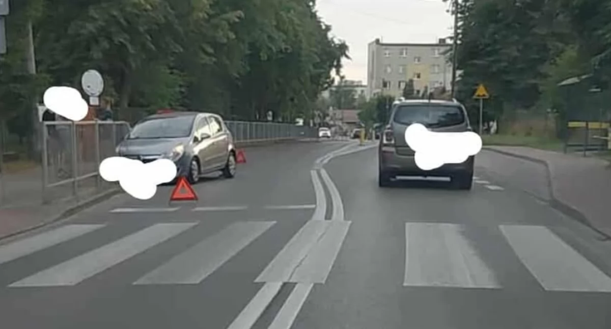 Wypadki drogowe, drogowe zdarzenia piątkowy wieczór latka wymusiła pierwszeństwo latka wjechała barierki - zdjęcie, fotografia