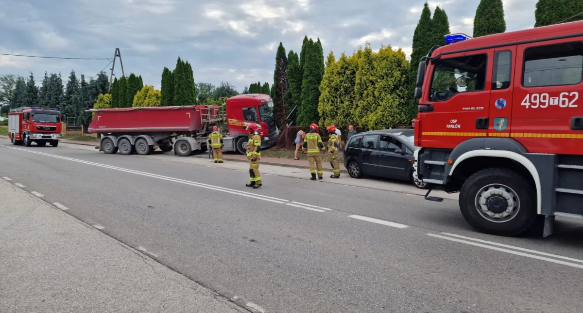 Wypadki drogowe, Wypadek Pawłowie Zdarzenie samochodu ciężarowego osobówką policja straż miejscu - zdjęcie, fotografia
