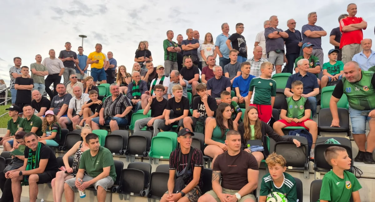 Piłka nożna, Ponad biletów Staru Starachowice sprzedanych Wejściówki rozchodzą świeże bułeczki - zdjęcie, fotografia