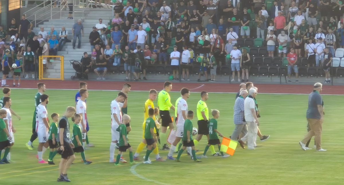 Piłka nożna, Wyjątkowi goście rozpoczęcie sobotniego spotkania Staru Starachowice Byłe gwiazdy zielono czarnych ponownie murawie - zdjęcie, fotografia