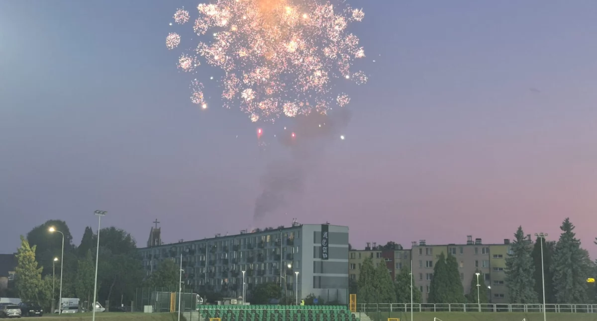 Piłka nożna, Efektowa oprawa początku drugiej odsłony spotkania trybunach starachowickiego stadionu - zdjęcie, fotografia