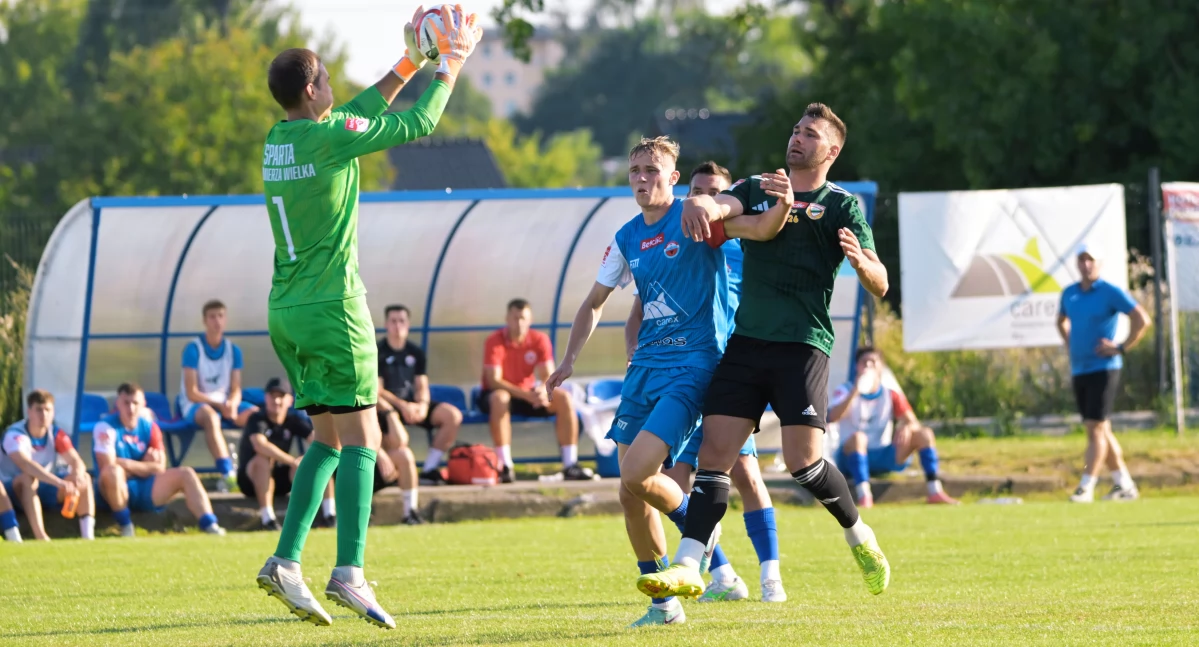 Piłka nożna, Starachowice punktów rywalizacji Spartą Kazimierza Wielka końcowego gwizdka strat udało odrobić - zdjęcie, fotografia