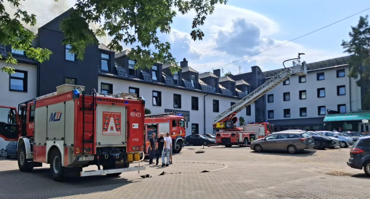 Pożary, Pożar Hotelu Senator Starachowicach ewakuacja pracowników hotelowych gości - zdjęcie, fotografia