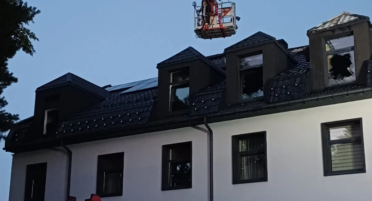 Pożary, pożarze poddasza starachowickiego Hotelu Senator Rozbiórka dachu przerwana dalsze prace rozpoczną niedzielny poranek - zdjęcie, fotografia