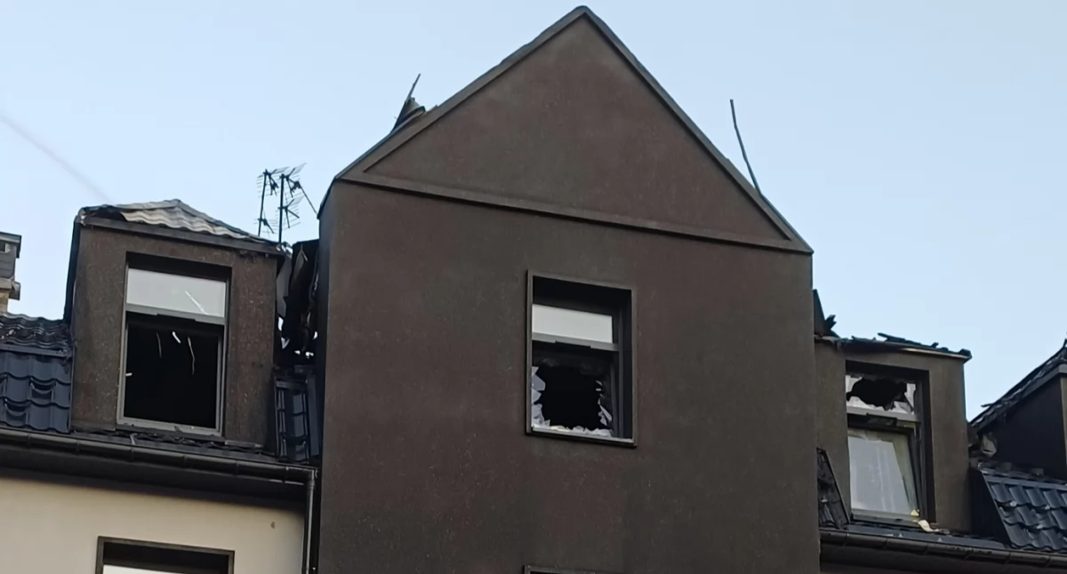 Pożary, Rozbiórka dachu Hotelu Senator Starachowicach rozpoczęta Przez całą pogorzelisko było dozorowane - zdjęcie, fotografia