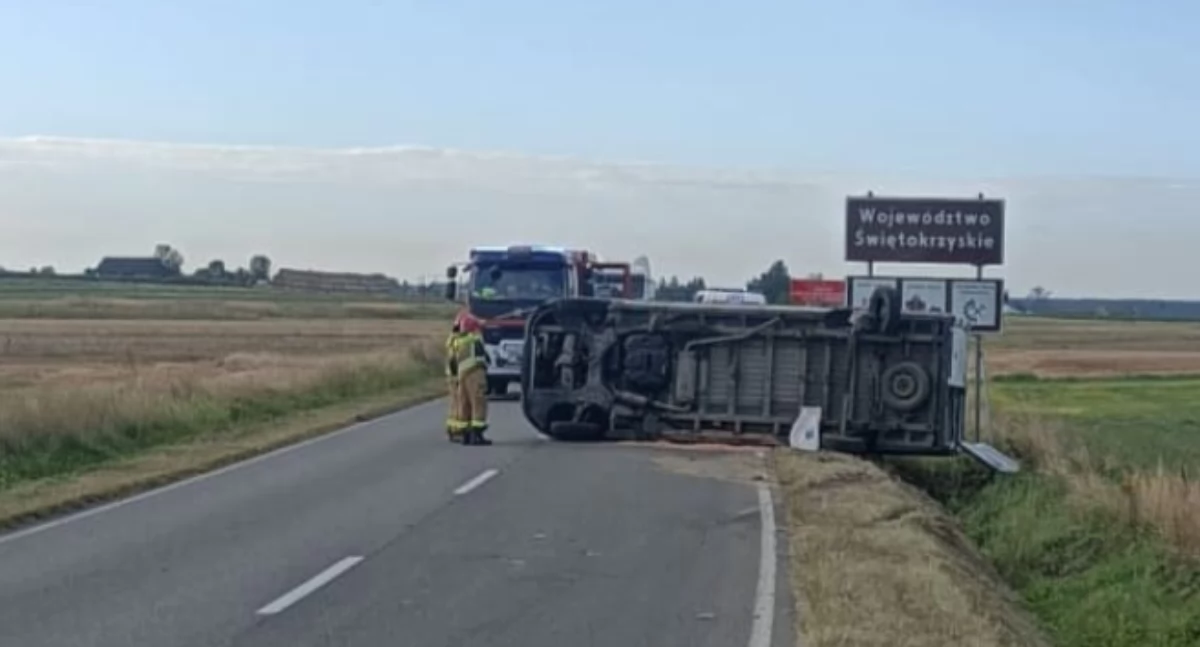 Wypadki drogowe, Wypadek udziałem trzech samochodów Osinach Ducato przewrócił - zdjęcie, fotografia