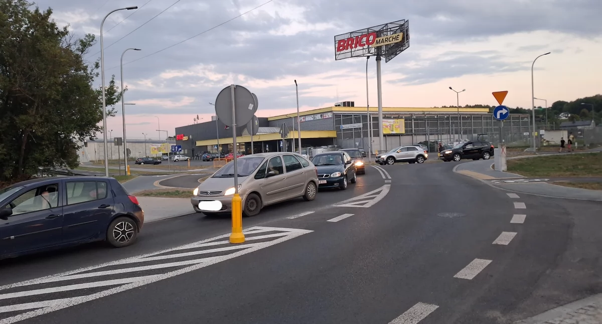Sznur samochodów na przejeździe kolejowym w Starachowicach Zachodnich