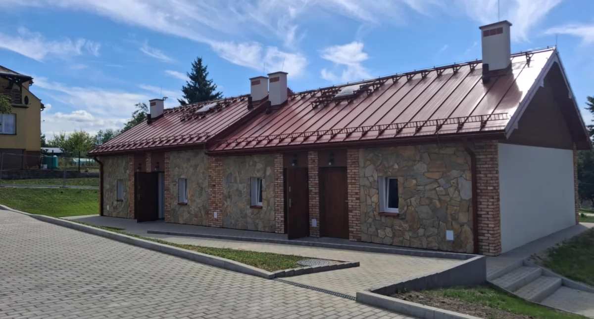 Koło budynku powstało 16 miejsc parkingowych 