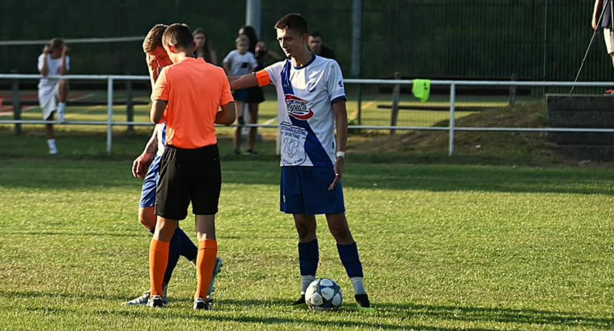 Piłka nożna, Trzecia ligowa porażka ekipy Brodów przełamanie - zdjęcie, fotografia