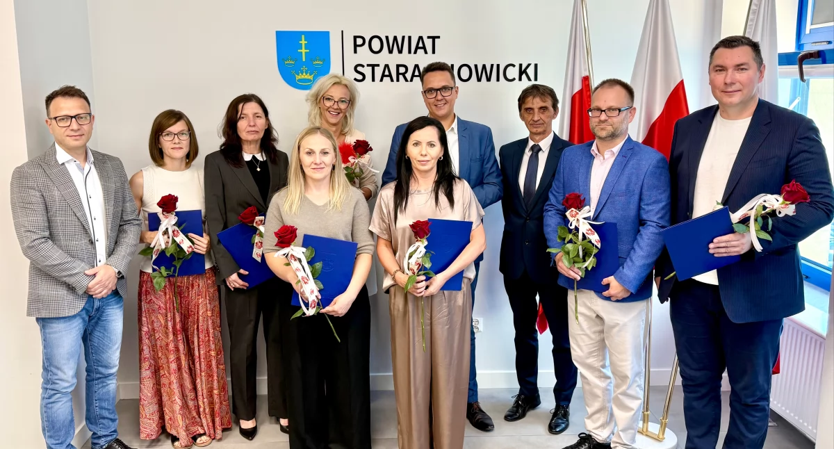 Nowi dyrektorzy i awansowani nauczyciele chwilę po odebraniu nominacji 