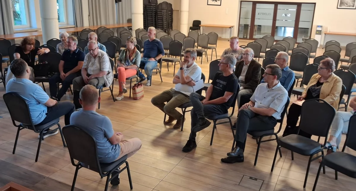W konsultacjach uczestniczyła niewielka grupa przedstawicieli społeczności lokalnej, a także radni: Mariusz Konarski i Dariusz Nowak