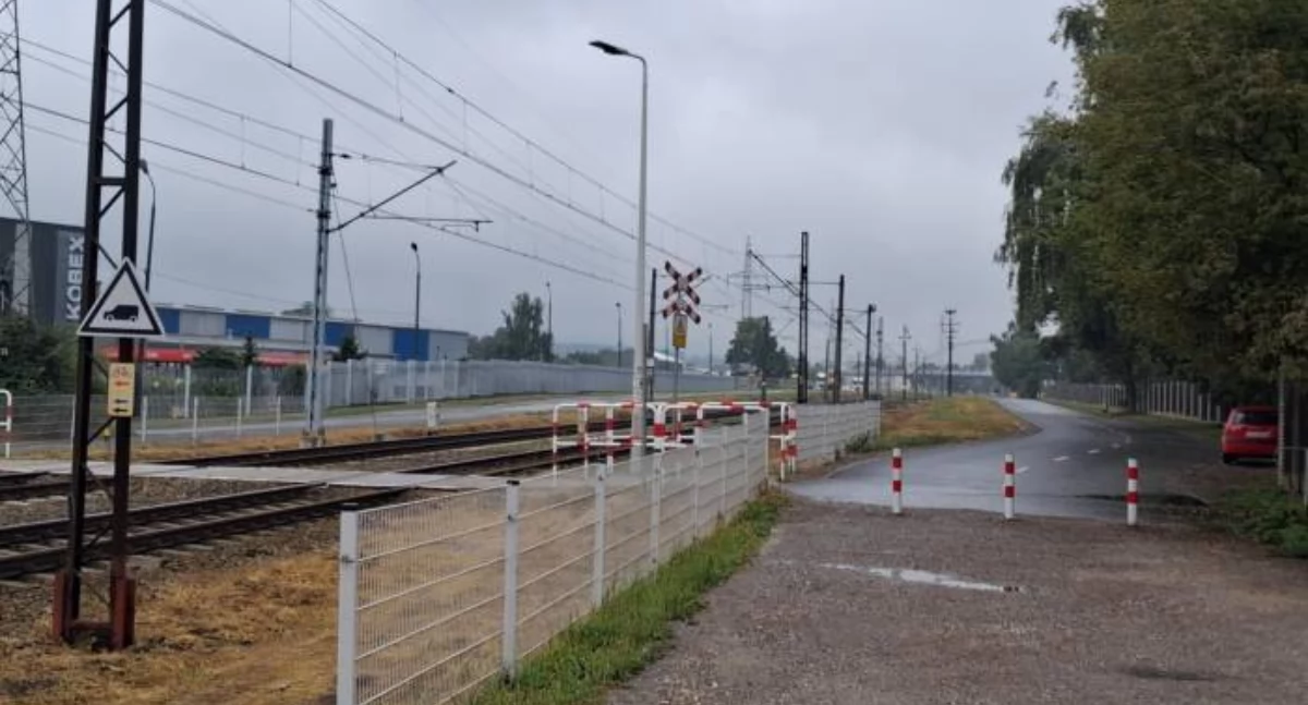 Słupki pojaiwły się przy torach kolejowych