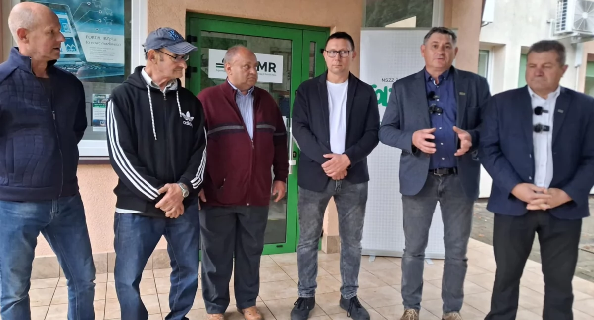 Rolnicy: Krzysztof Cieślik (od lewej), Waldemar Hamera, Krzysztof Kawałek, Damian Niedziela, Jan Zawisza i Artur Konarski