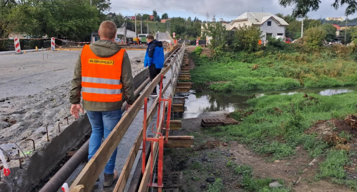 Jest zakaz przejścia i przejazdu przez most