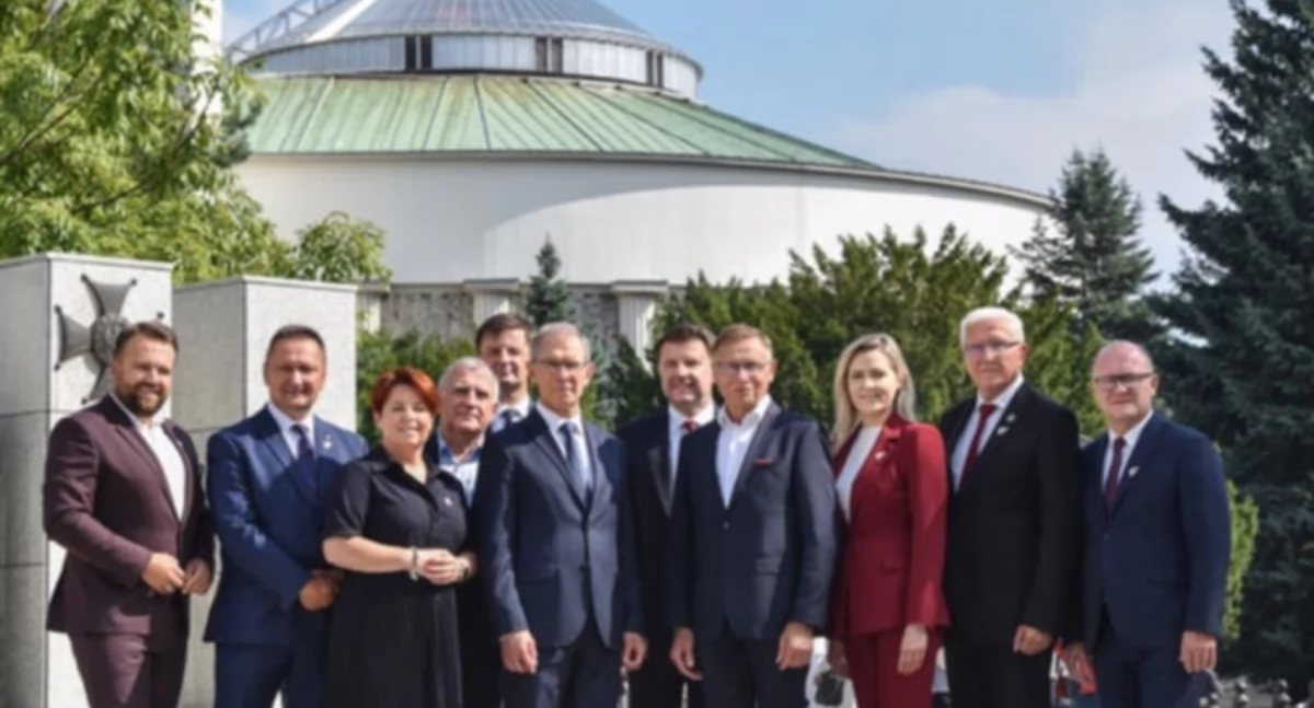 Nowa Polska przed gmachem Sejmu RP w Warszawie 