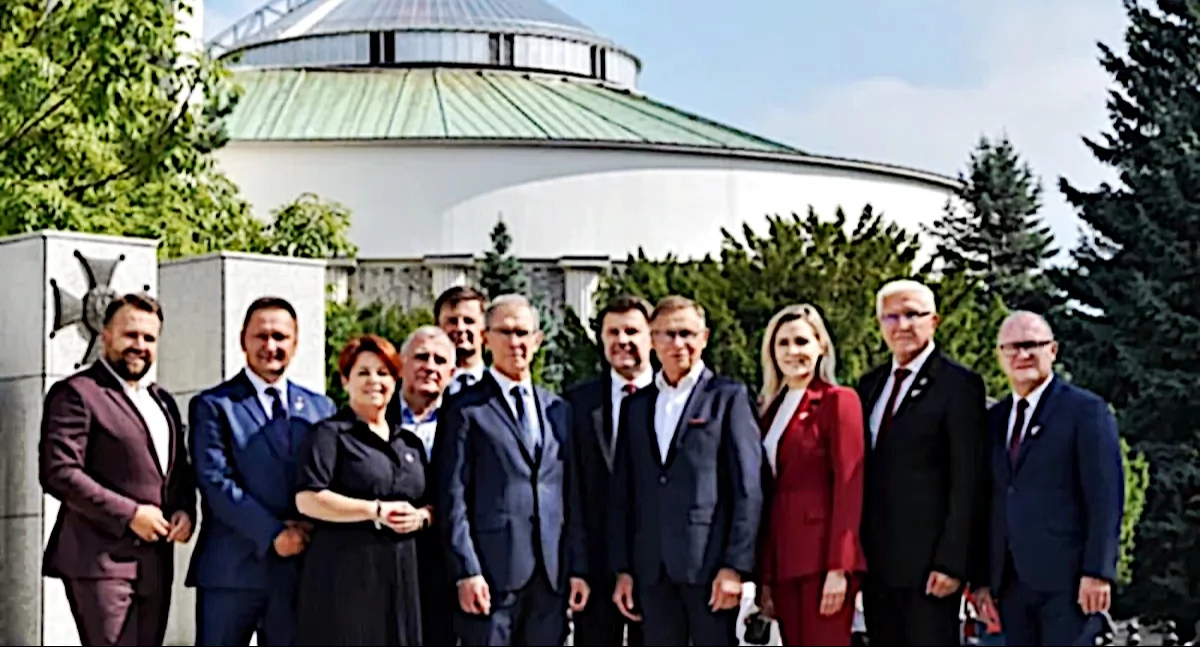 Nowa Polska przed gmachem Sejmu RP w Warszawie 