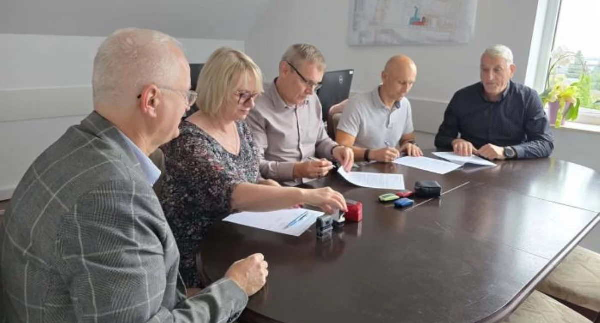 Umowa została zawarta pomiędzy gminą Pawłów, którą reprezentowali wójt Marek Wojtas i skarbnik Halina Pocheć, a firmą 