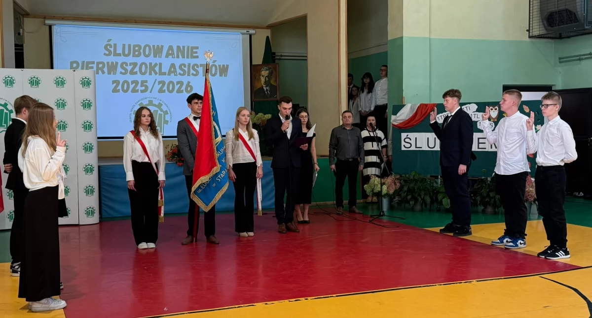 Przedstawiciele poszczególnych klas ślubowali na sztandar szkoły 