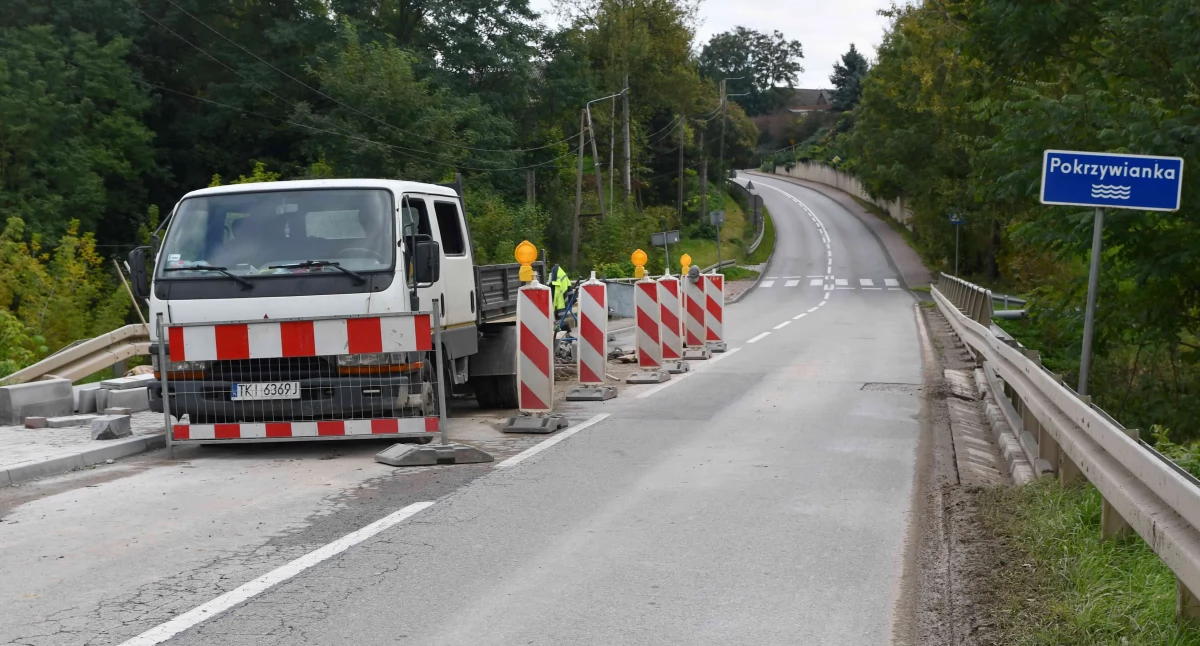 W Wieloborowicach trwają prace przy remoncie dojazdów i systemu odwodnienia mostu w ciągu drogi powiatowej 