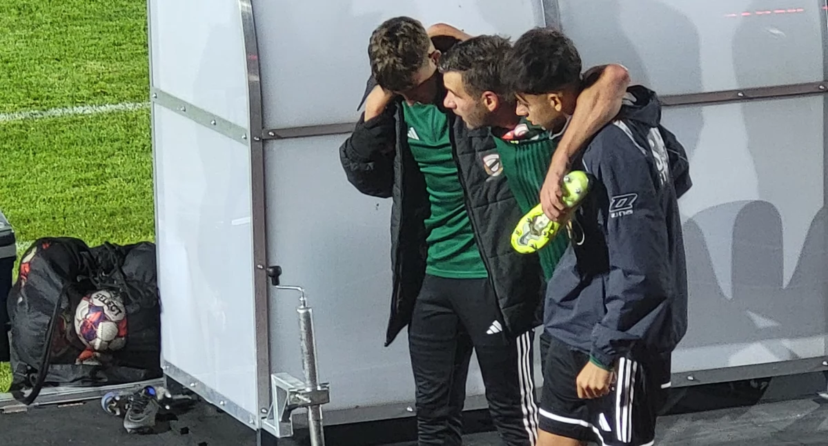 Kontuzjowany Szymon Stanisławski schodzi z boiska