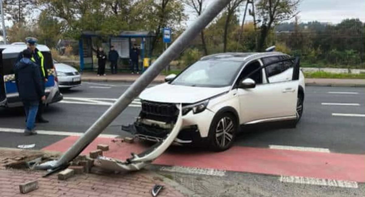 Ścięta latarnia Fot. PSP Starachowice