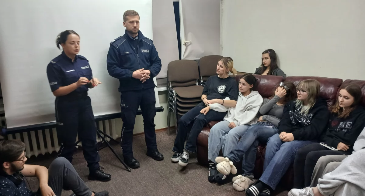 Klaudia Saramak i Paweł Szczygieł poruszali ważne kwestie podczas zajęć profilaktycznych z wychowankami Bursy.