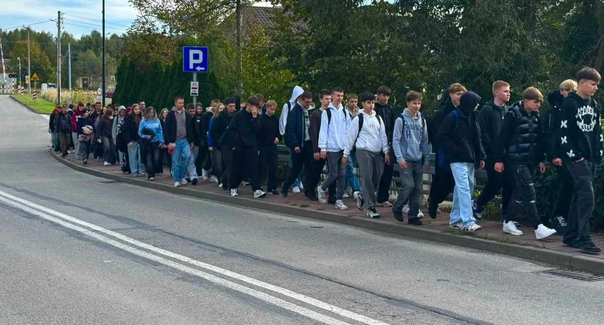 Edukacja, Integracyjny Pierwszoklasisty uczniowie mają sobą - zdjęcie, fotografia