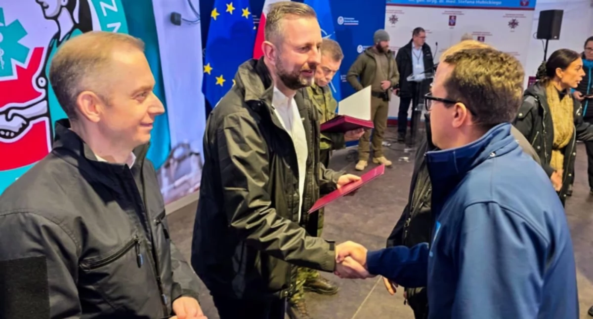 Minister Obrony Narodowej Władysław Kosiniak-Kamysz gratuluje staroście starachowickiemu Piotrowi Babickiemu 