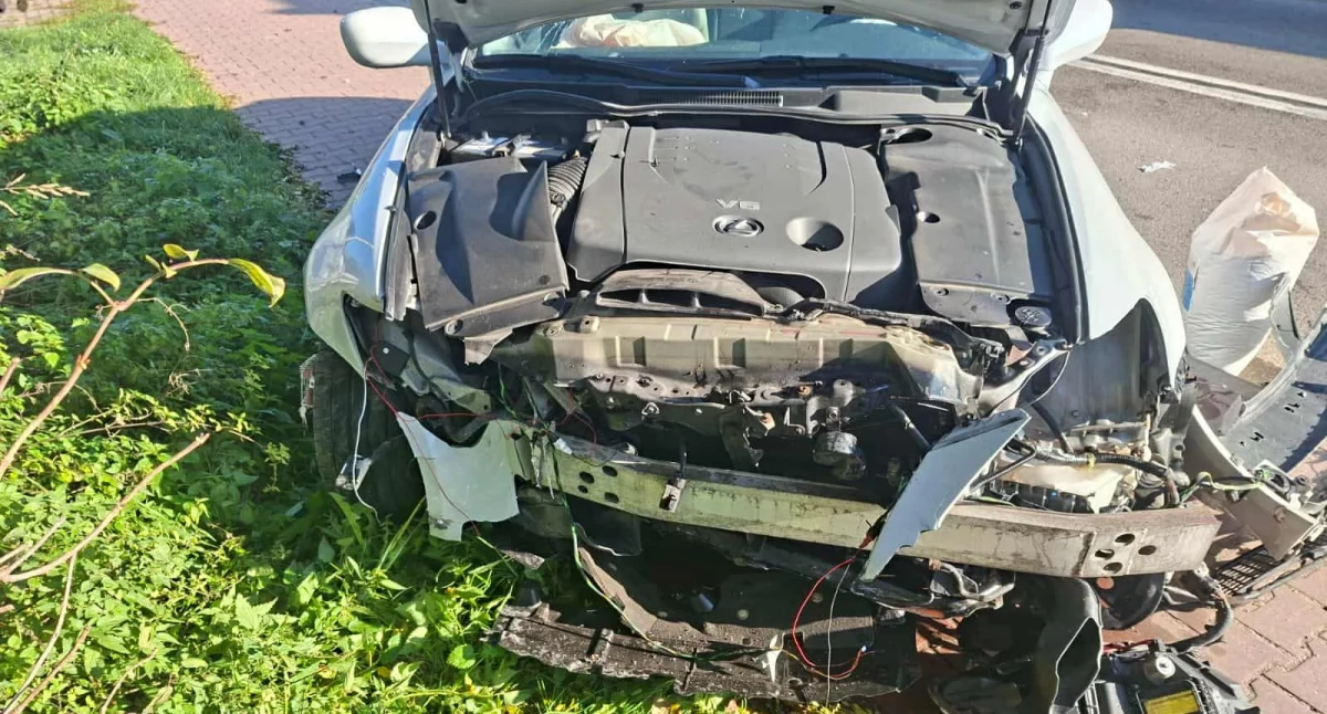 Lexus po wypadku Fot. PSP Starachowice