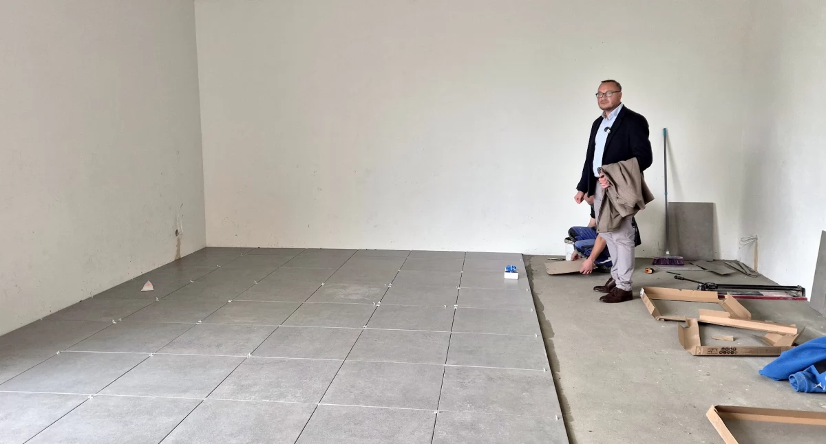 Obecnie, w obiekcie trwają intensywne prace budowlane i adaptacyjne, co nadzoruje wójt Ernest Kumek (fot. UG Brody)