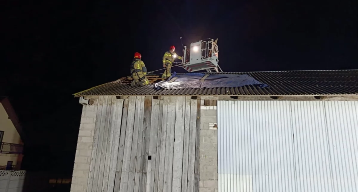 Interwencja strażaków na dachu bdunku gospodarczego (fot. KP PSP Staraccowice)