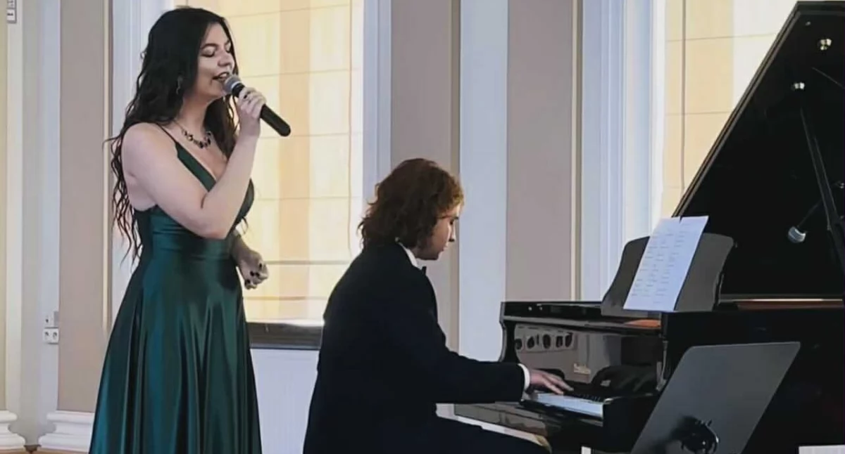 Karolina Grudzień ma 23 lata i pochodzi ze Starachowic, gdzie zaczęła się jej muzyczna przygoda. Na scenie czuje się jak ryba w wodzie... (fot. archiwum prywatne)