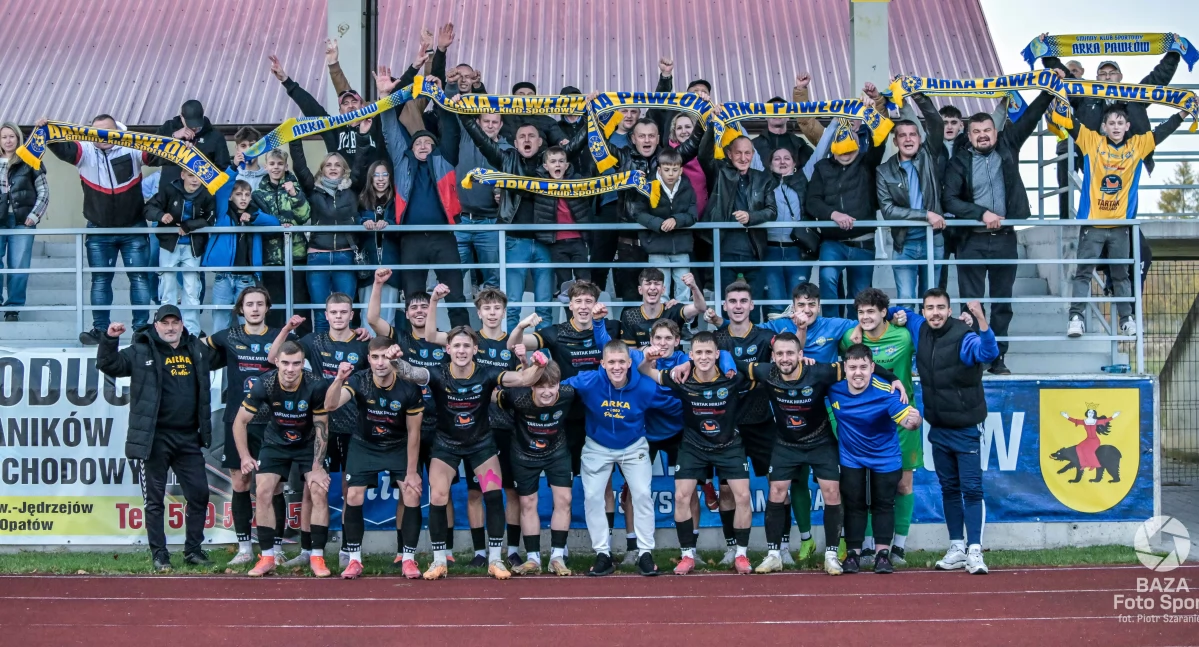 Radość piłkarzy i kbiców Arki Pawłów