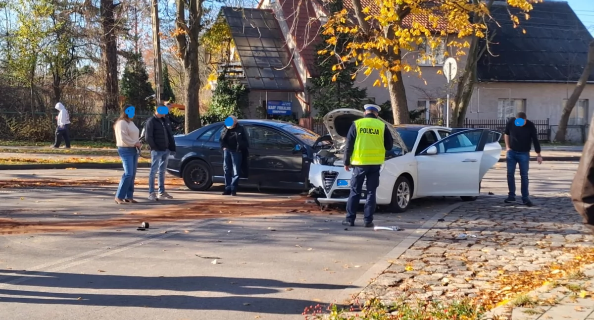 Kronika policyjna, Stłuczka skrzyżowaniu Starachowicach Kierująca pasażerka zabrane szpitala - zdjęcie, fotografia