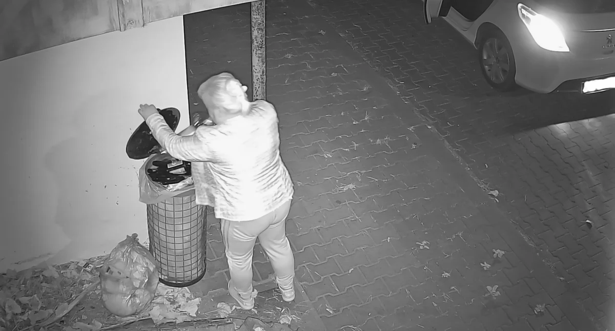 Fakt podrzucania śmieci zarejetsrowała kamera monitoringu