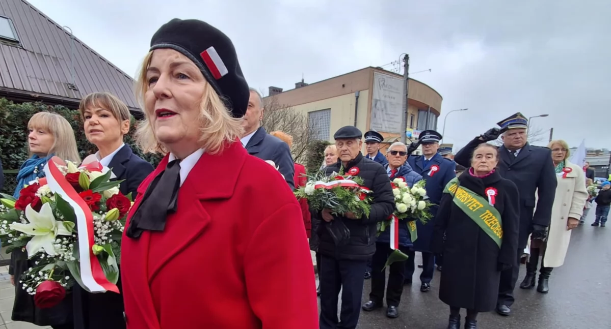 Poszczególne delegacje oddały hołd Niepodległej 