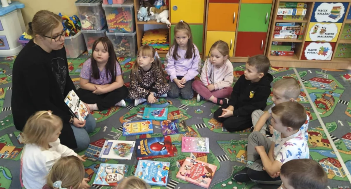 Edukacja, Uczniowie Adamowa zanurzeni świecie książek - zdjęcie, fotografia