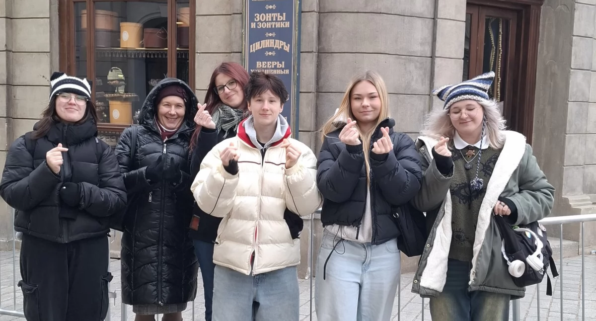 Edukacja, Uczniowie planie filmowym Lalki - zdjęcie, fotografia