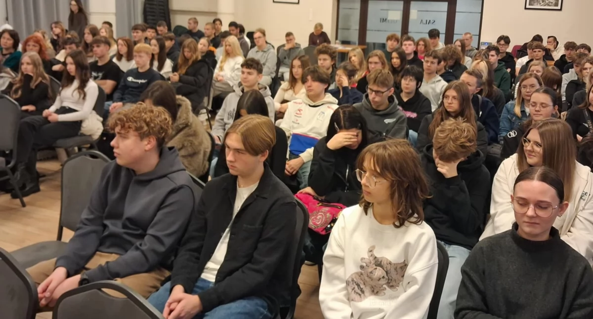 Zdrowie, Edukacja solidarność walce HIV/AIDS Nagrody laureatów konkursu plastycznego - zdjęcie, fotografia