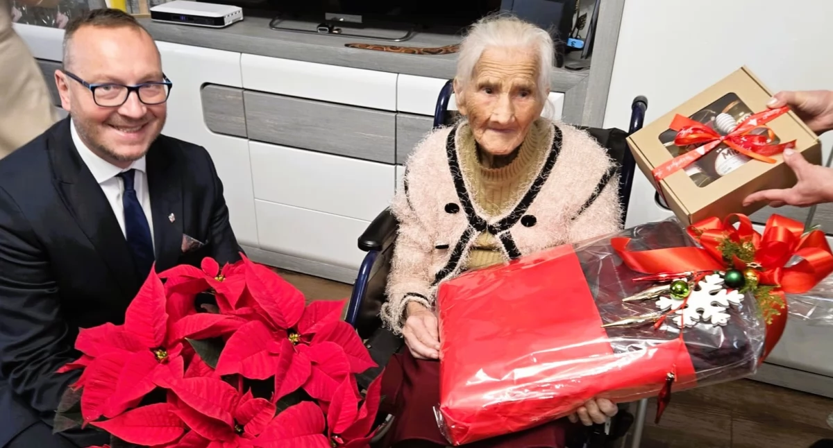 Jubileusze, Jubilatka gminy Brody świętuje urodziny życzenia gratulacje wójta gminy - zdjęcie, fotografia