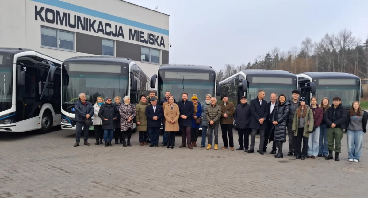 Elektryczne autobusy testowali zarówno starsi, jak również młodzież 