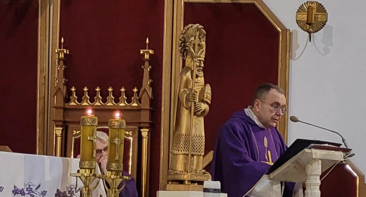 Zdjęcie: Figura Świętego Ambrożego towarzyszyła modlącym się. Przy ambonce ks. Andrzej Kania