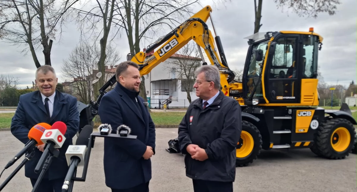 Inwestycje, Najnowszy zakup obrony cywilnej Starachowicach koparko ładowarka - zdjęcie, fotografia