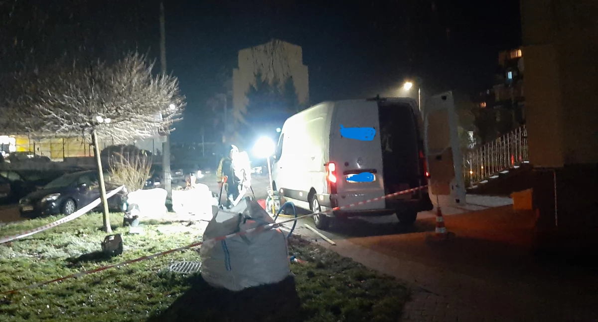 Mieszkańców ul. Prądzyńskiego zainteresowały prace prowadzone wieczorem pod blokiem