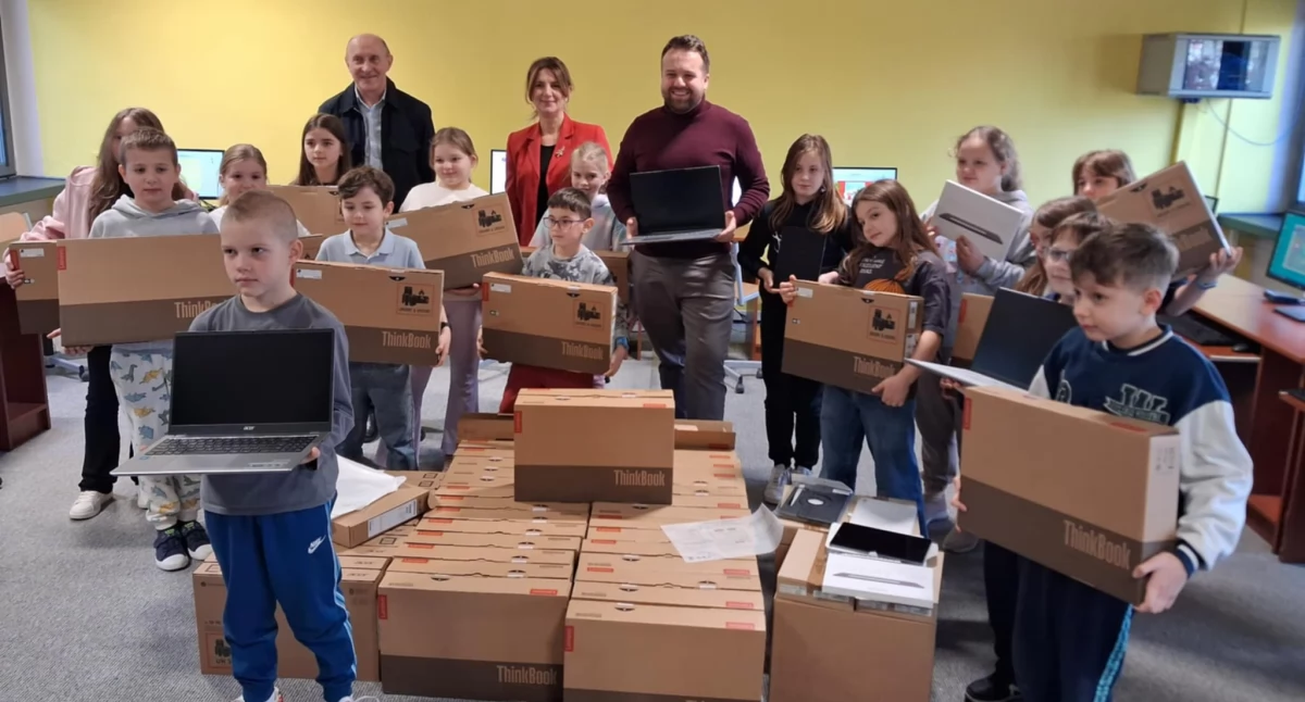 Edukacja, nowych sprzętów elektronicznych szkół podstawowych Starachowicach! Ministerstwo Edukacji wspomaga rozwój placówek oświatowych Innowacje pedagogiczne horyzoncie - zdjęcie, fotografia